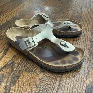 BIRKENSTOCK Gizeh Gold Leather Strap Slip On Sandals